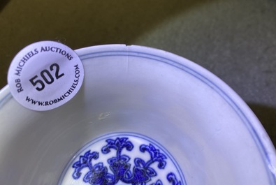 Een Chinese blauw-witte stem cup met Lan&ccedil;a inscripties, Qianlong merk en periode